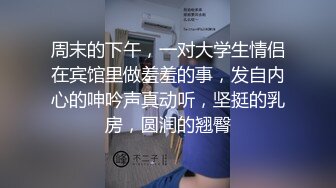 女仆装的黑丝少妇跟两男玩3P，玩完游戏开始伺候大哥，胖瘦组合听狼友指挥吃鸡巴，被两男前后玩弄草到高潮